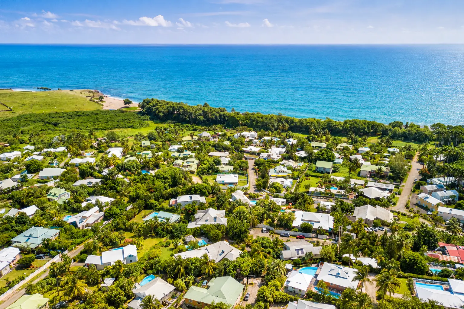 Vue aérienne d'un quartier résidentiel du littoral guadeloupéen face à la mer